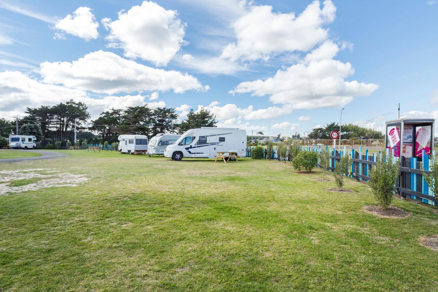 Foxton Beach Holiday Park ภายนอก รูปภาพ