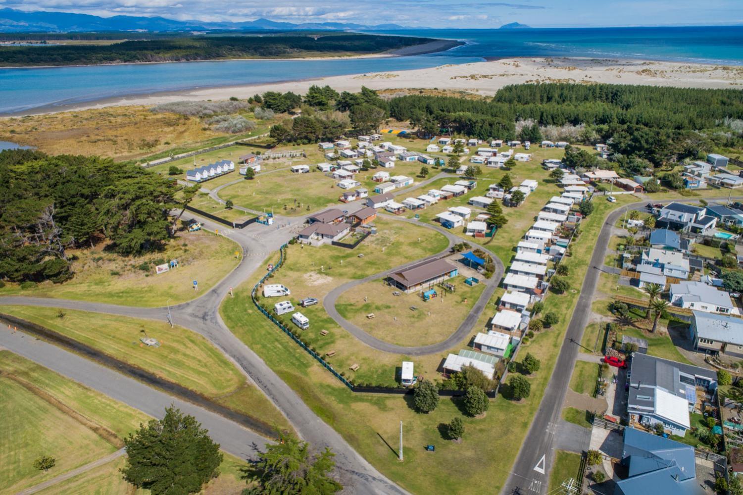 Foxton Beach Holiday Park ภายนอก รูปภาพ